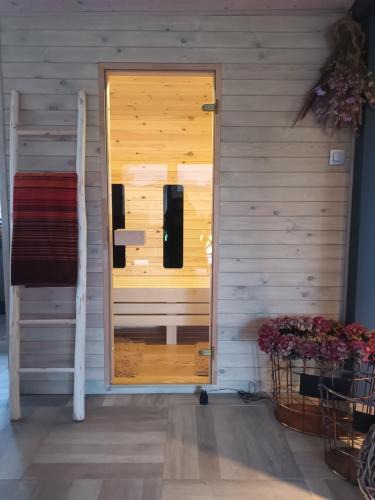 Geel Ski Chalet | Prachtige chalet Wabi Sabi aan het water!
