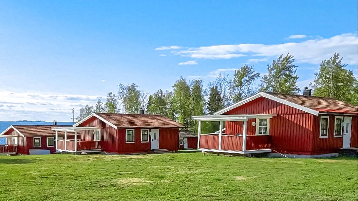 Sjotorp House | Practical cottage right on the shore of Lake Vänern.