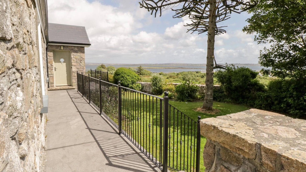 Lettermore Cottage | PRAGUE HOUSE, family friendly in Lettermore, County Galway