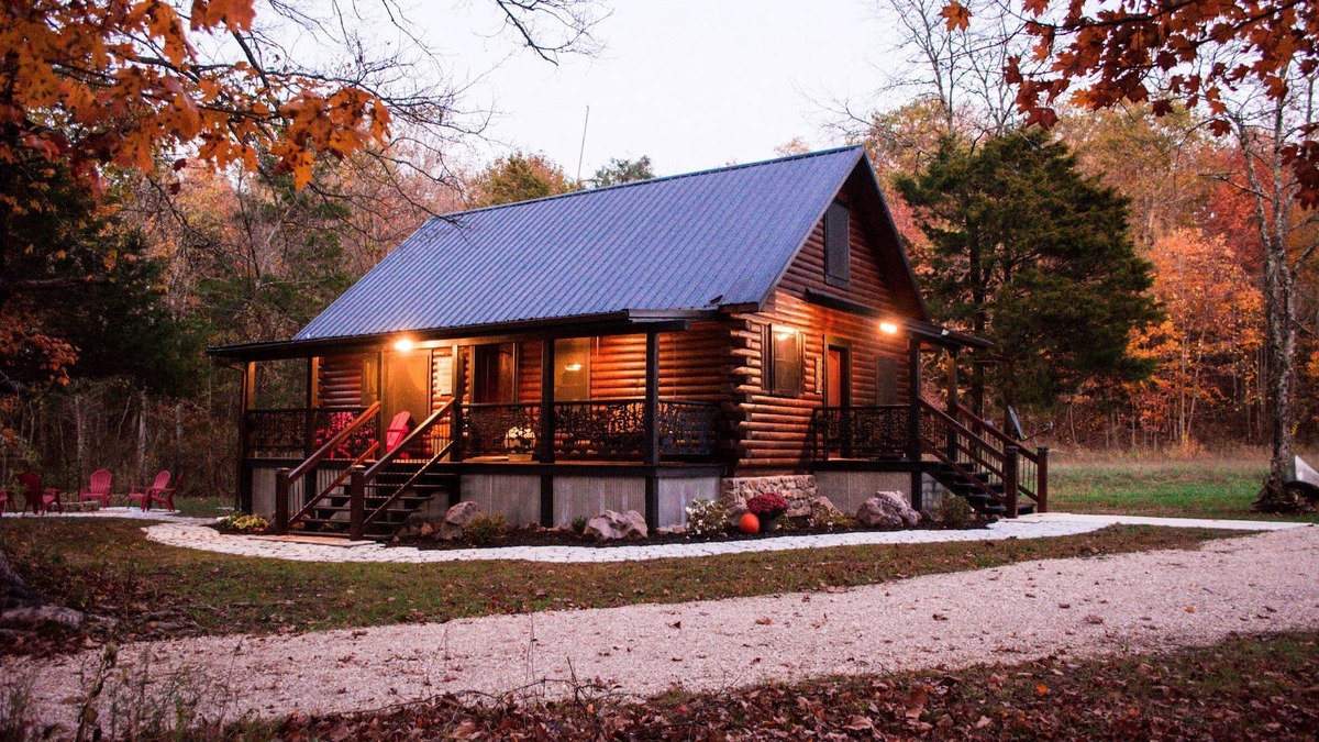Eminence Cabin | Prairie Hollow Hideaway, cozy 3-bedroom log cabin located 1 mile from Two Rivers