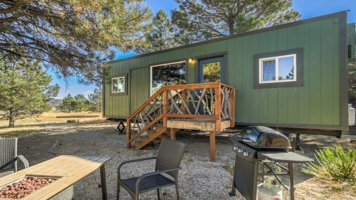 Larkspur House | Prairie Retreat|Mountain Getaway Tiny Home|Grill