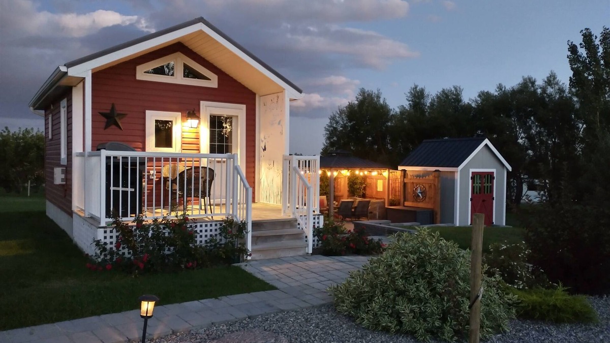 Fort Macleod Cabin | Prairie Rose Cottage with Private Hot Tub & Firepit