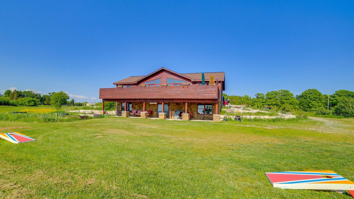 Garden House | Prairie-Style Home on Garden Bay w/Deck + Hot Tub