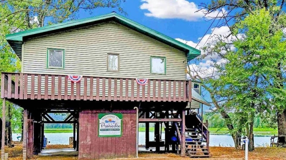 Prairie Du Chien Cabin | Prairiedise Mississippi Riverside Cabin Retreat: Your Perfect Waterfront Getaway