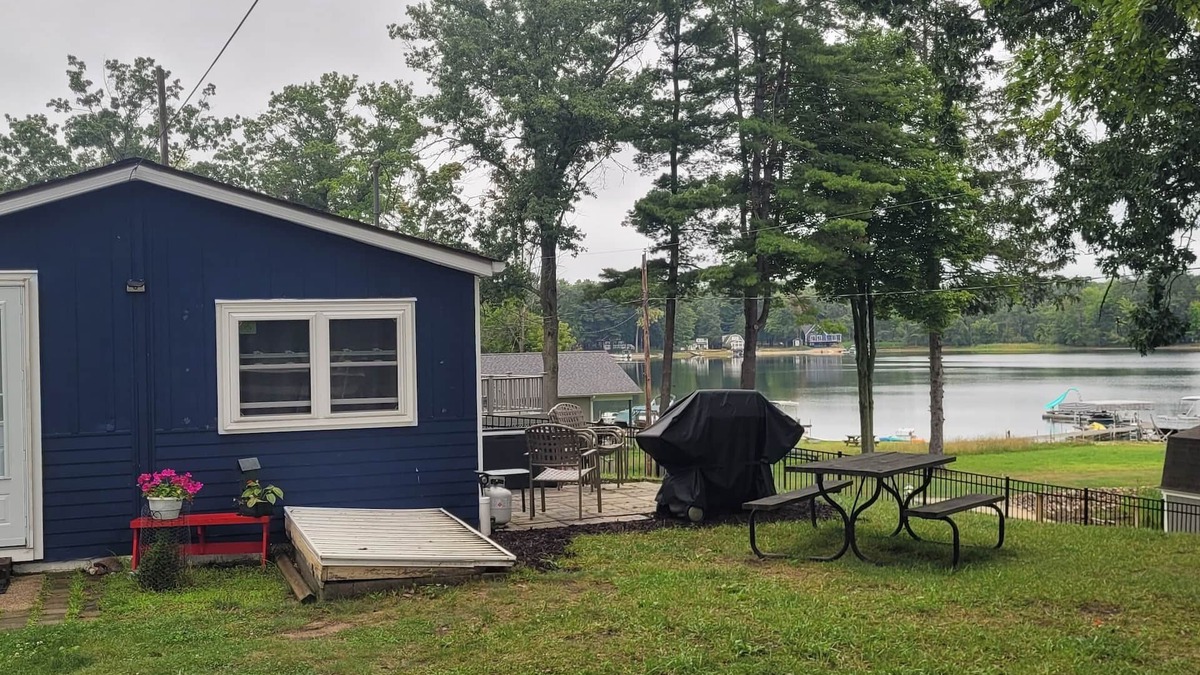 Gladwin Cottage | Pratt Lake Place:Relax and Recharge in This Cozy Summer Hideaway!