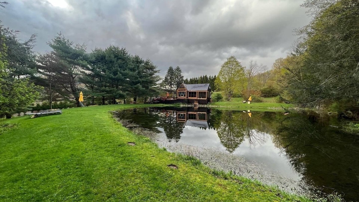 Downsville House | Pravite Cottage in the Woods