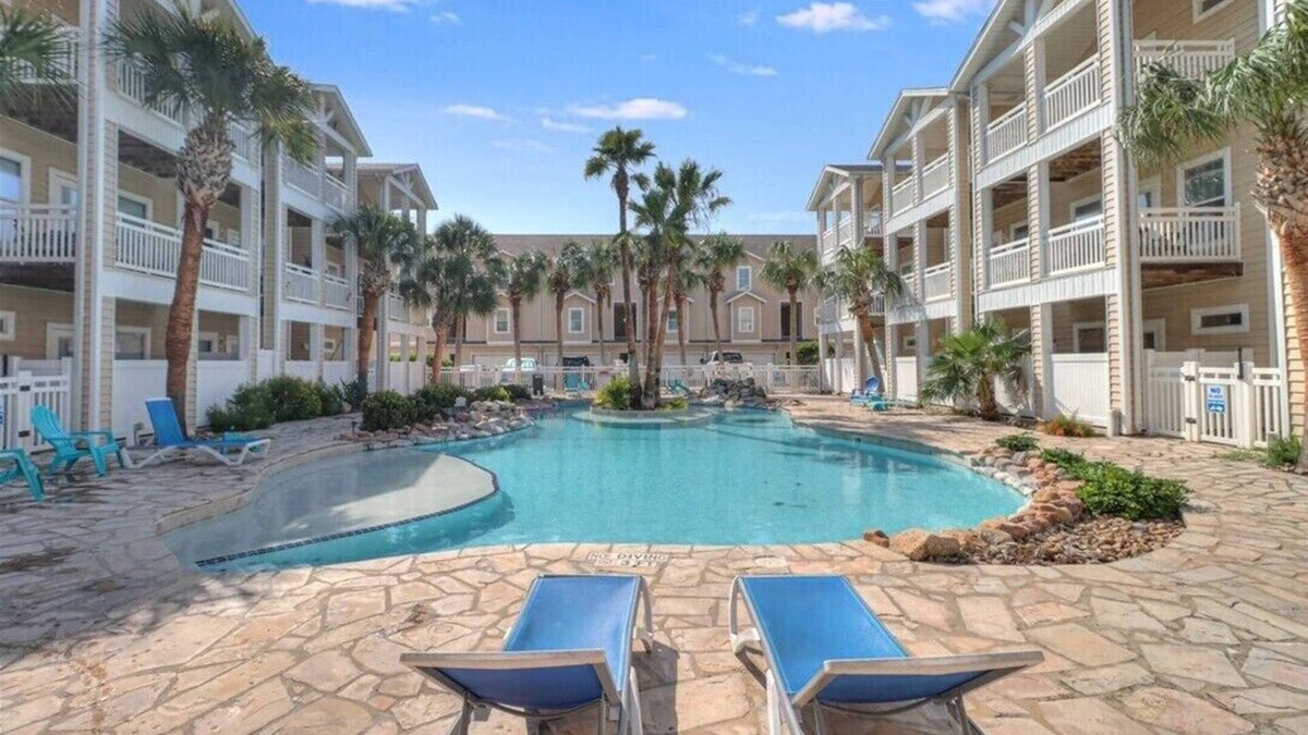 Corpus Christi House | ⭐ PREMIER HOSTED PADRE POOLSIDE PARADISE - 3 mins to BEACH and GREAT DINING!