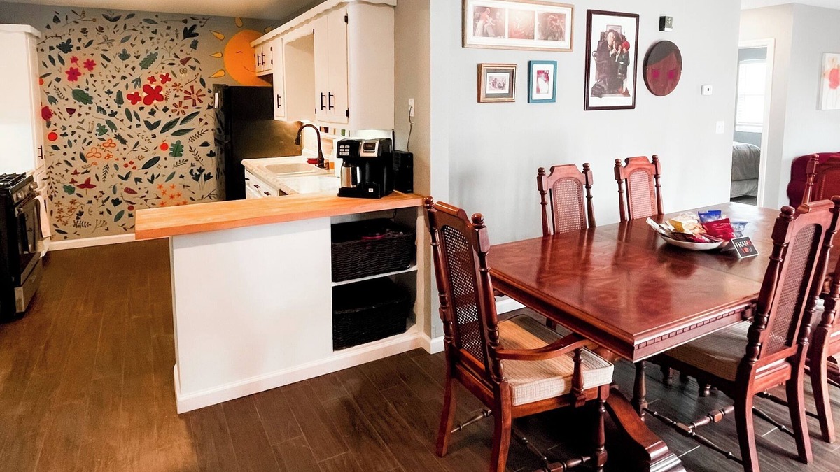 Jenks House | Premier location. Oklahoma Aquarium, Spirit Casino, Tulsa Premier Outlets
