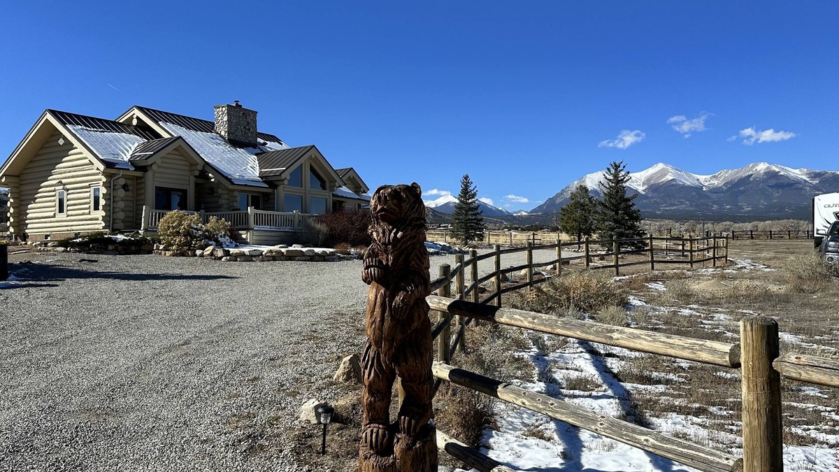 Salida Cabin | Premier log home, 360 views, hot tub, fireplace & sauna.