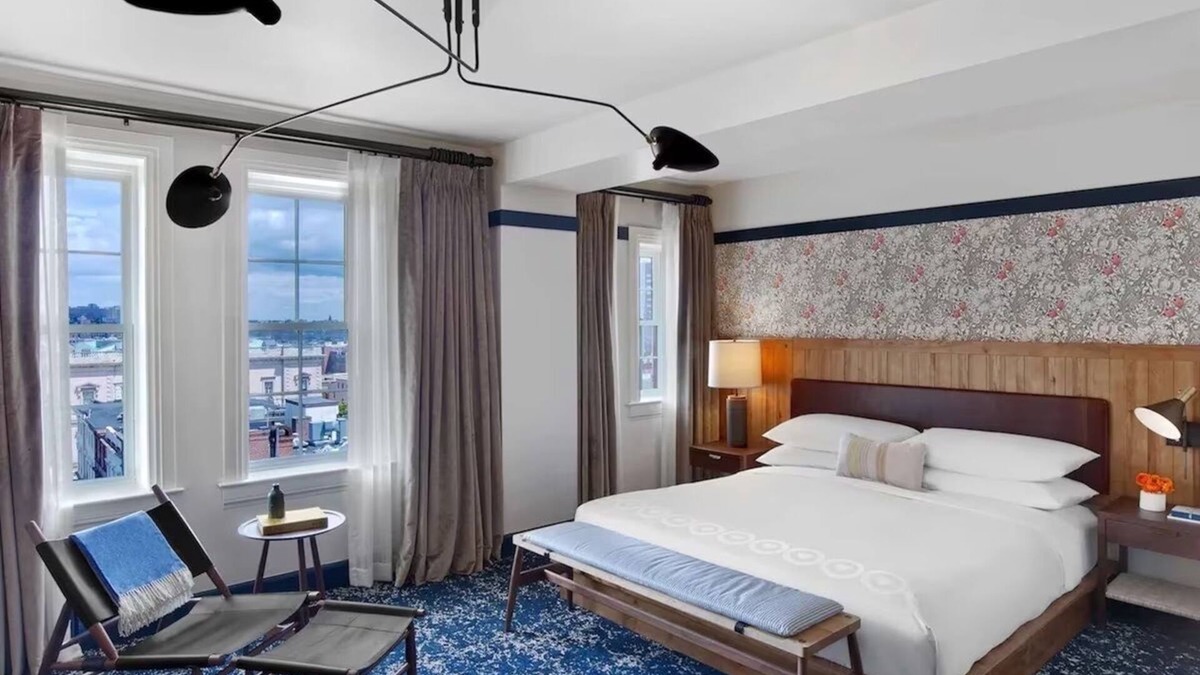 Mount Vernon Hotel | Premier Monument King at Art Boutique Hotel Revival Baltimore w/Rooftop Dining