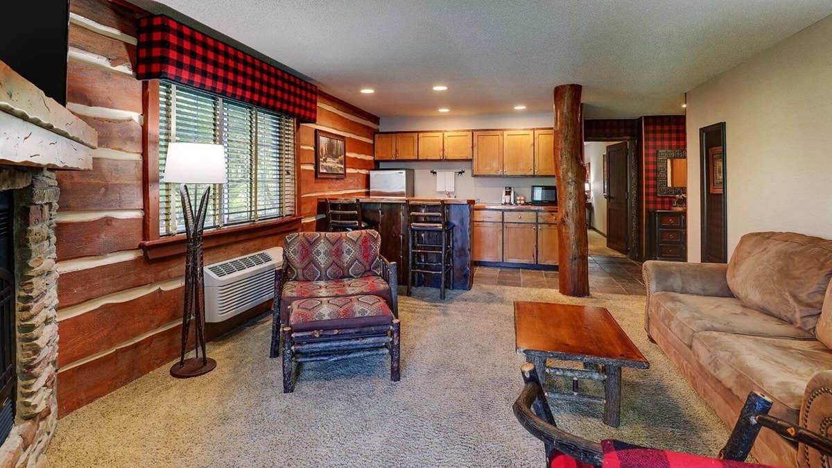 Johnston Hotel | Premier Suite w/Living Area & Fireplace! Stoney Creek Johnston, Pool