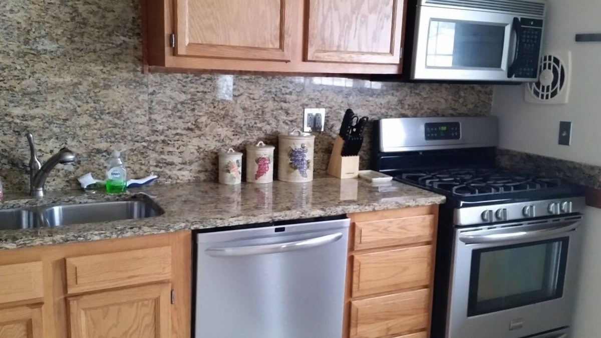 Roselawn Finance House | PremierStay Charming 3-bedroom house in Kenwood