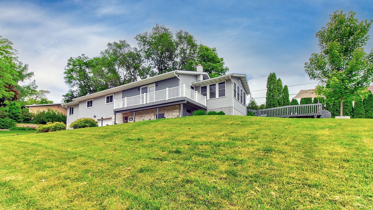 La Crosse House | Premium 3BR 3BA with Hot Tub & Pool, near all of LaCrosse's Top Rated Activities