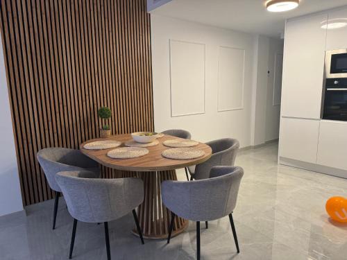 Torrevieja Apartment | Premium Apartment 8 pers with a rooftop swimming pool and sea views - 3 min Playa de Cura