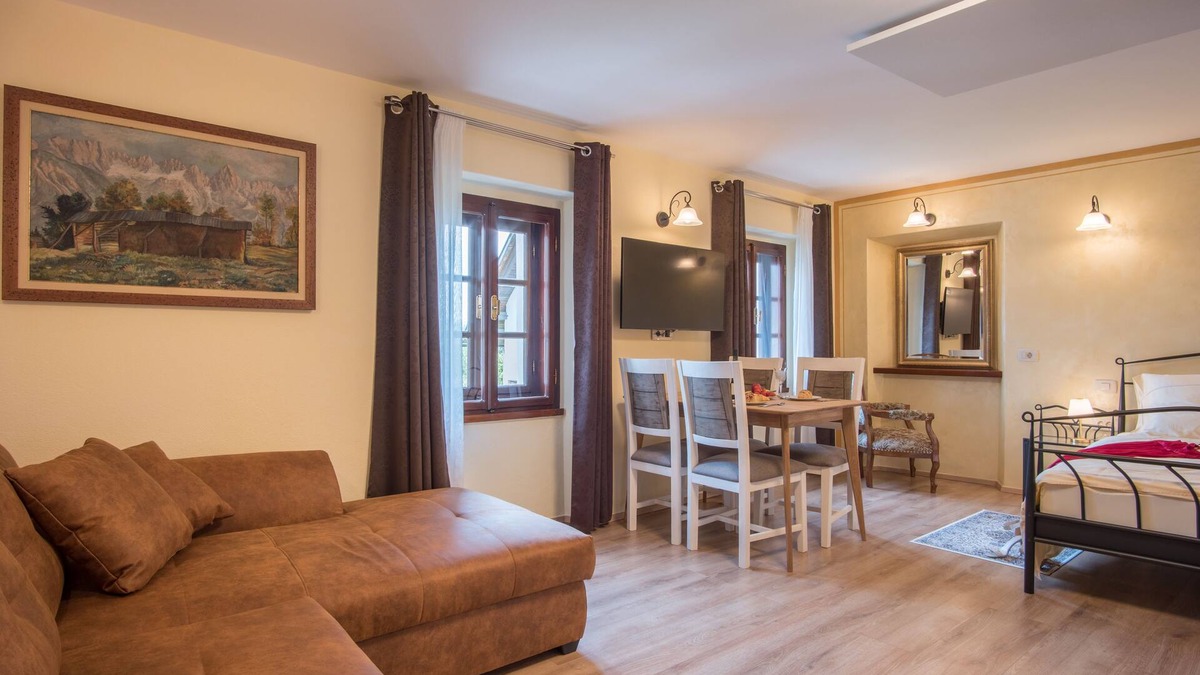 Radovljica Apartment | Premium Apartment for 6 in the city of the sun