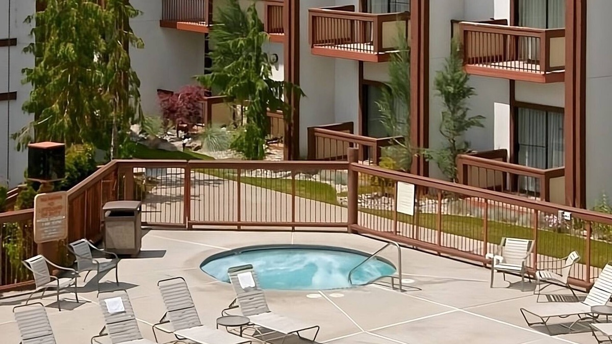 Wenatchee Hotel | Premium Experience! Spacious Unit with Balcony, Outdoor Pool, Free Parking