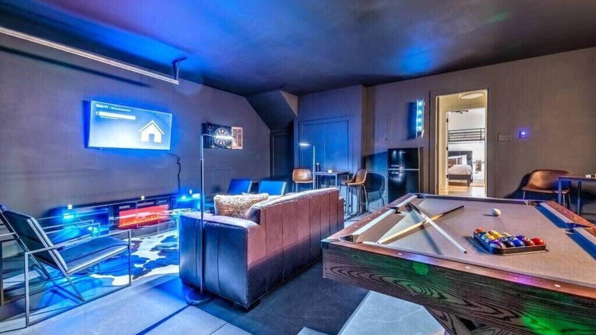 Hillsboro West End House | Premium Home Rooftop Pool Table 13 Beds