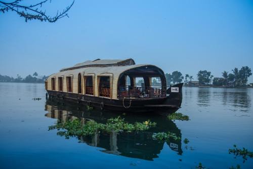 Kumarakom Boat Rental | Premium Houseboat - Indian hospitality service