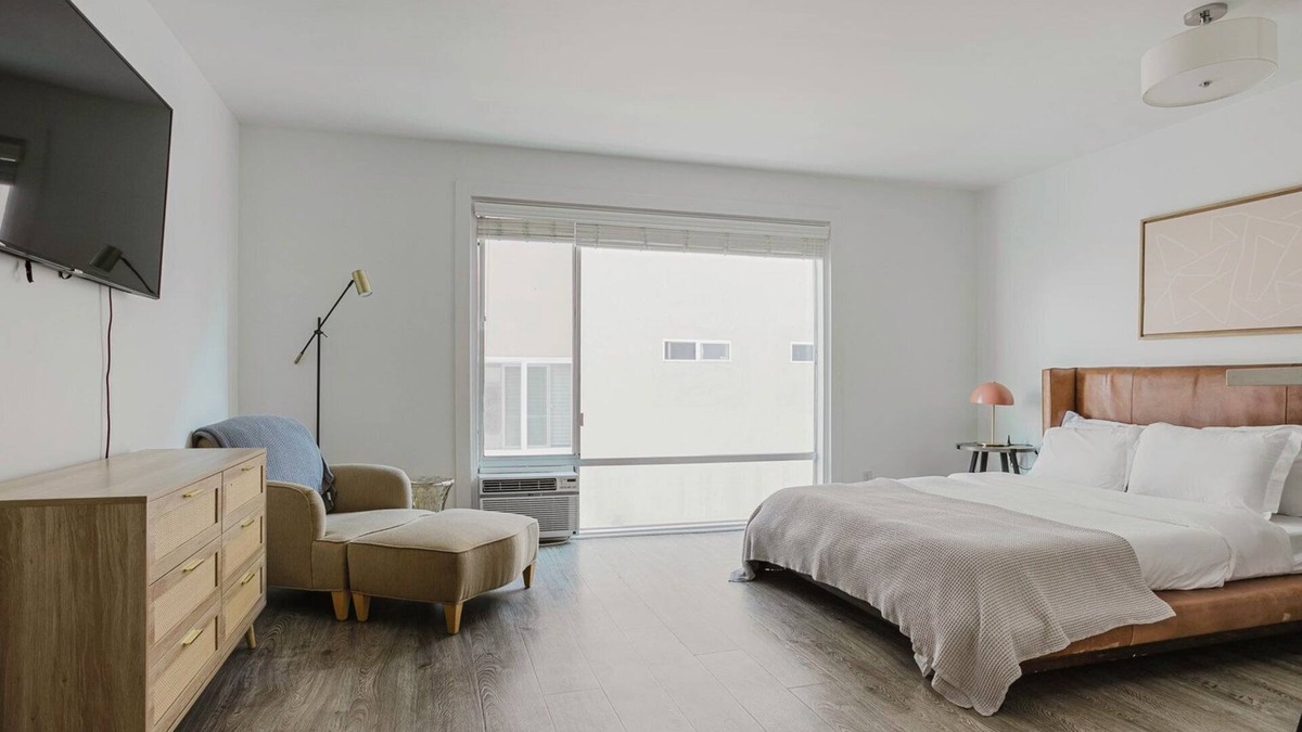 Miracle Mile Apartment | Premium Mid-Wilshire Studio w/Pool, A/C, nr Food & Shops, by Blueground