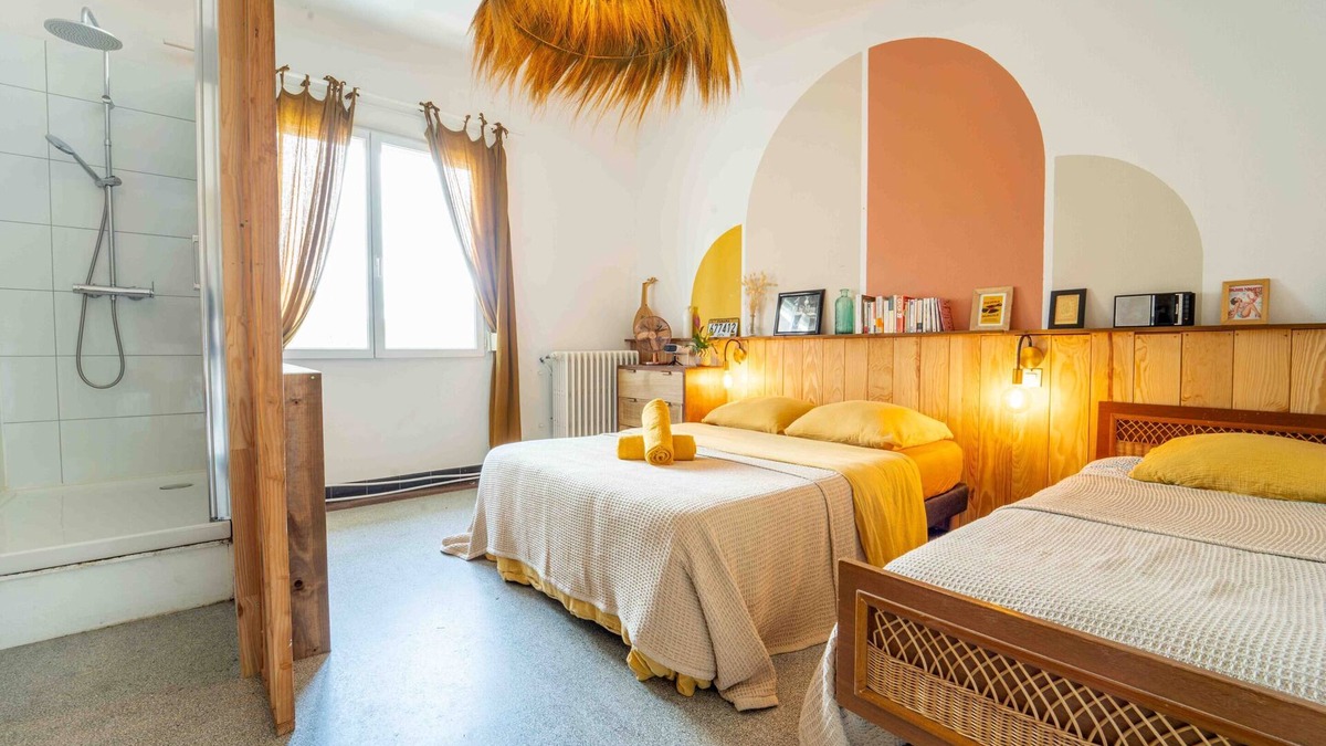 Biscarrosse Plage House | Premium room with queen bed and private shower