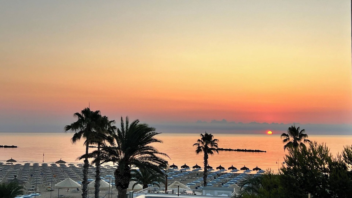 Roseto degli Abruzzi Condo | Premium Sea Front 2-bedroom condo in Roseto Degli Abruzzi, with WiFi, AC