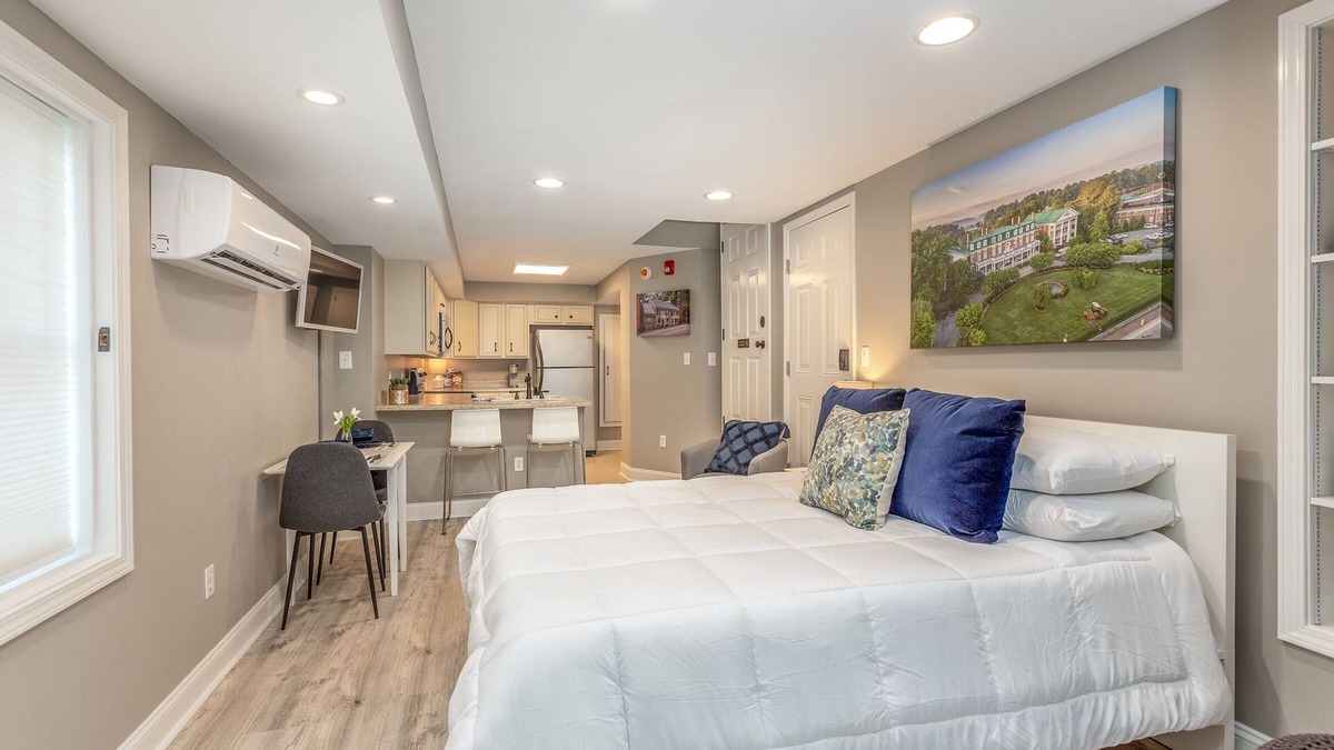 Abingdon Apartment | Premium Studio in Historic District, Walking Distance to Restaurants & Shops!