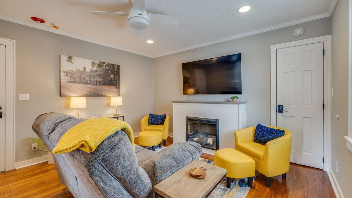 Abingdon House | Premium Suite in Historic District, Walking Distance to Restaurants & Shops!