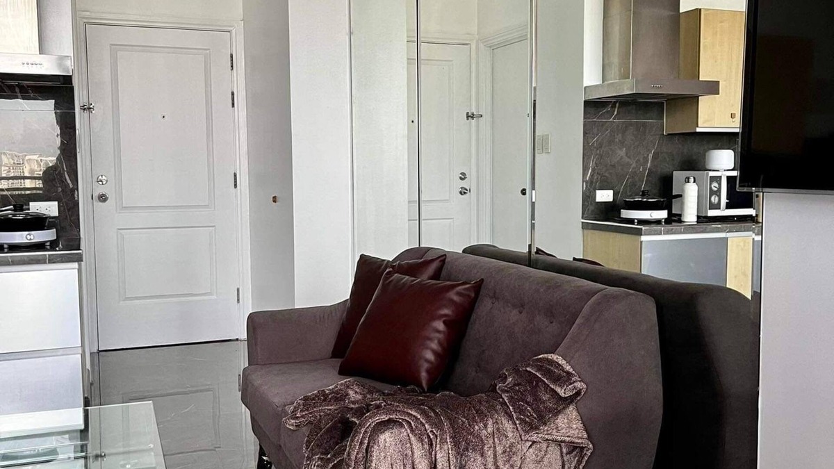 Downtown Hotel | Premium Suite with Balcony at The Gramercy Makati Manila