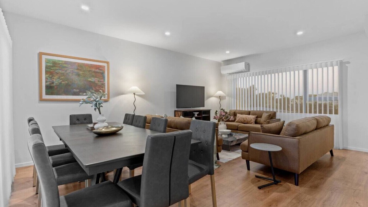Mangere House | Premium Townhouse w Sunset Views close to Airport