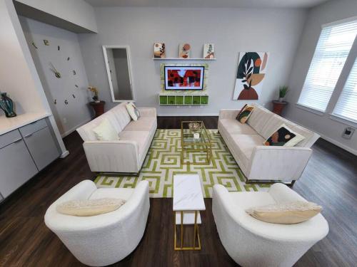 Uptown Apartment | Premium Zen Galleria Townhome Sleeps 8