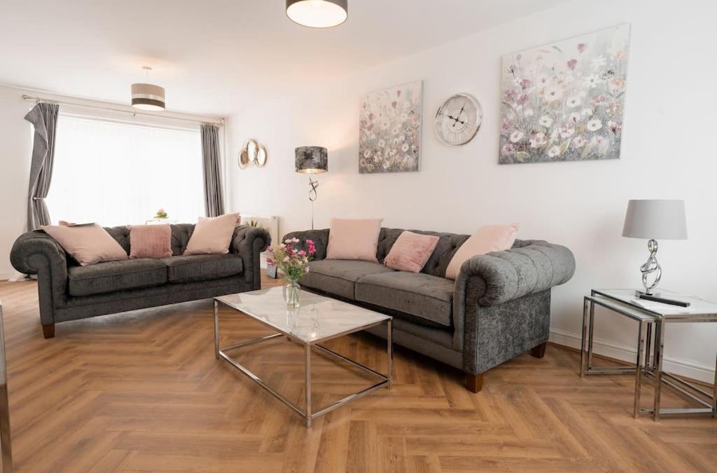 Birkenhead House | Prenton House, 3BR Close to Liverpool