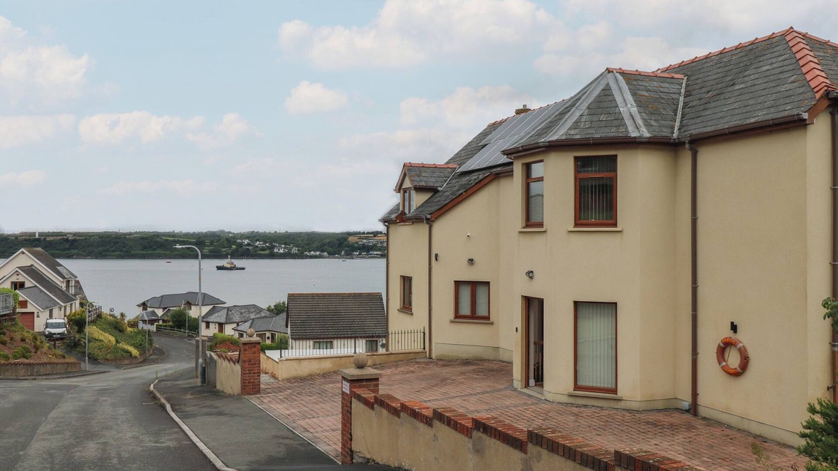 Pembroke Dock Cottage | PRESELI HEIGHTS, family friendly, with pool in Pembroke Dock