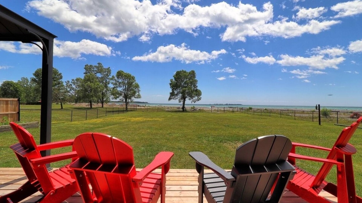 Brighton Cottage | Presqu’ile BeachHouse Cottage on Presqu'ile Beach