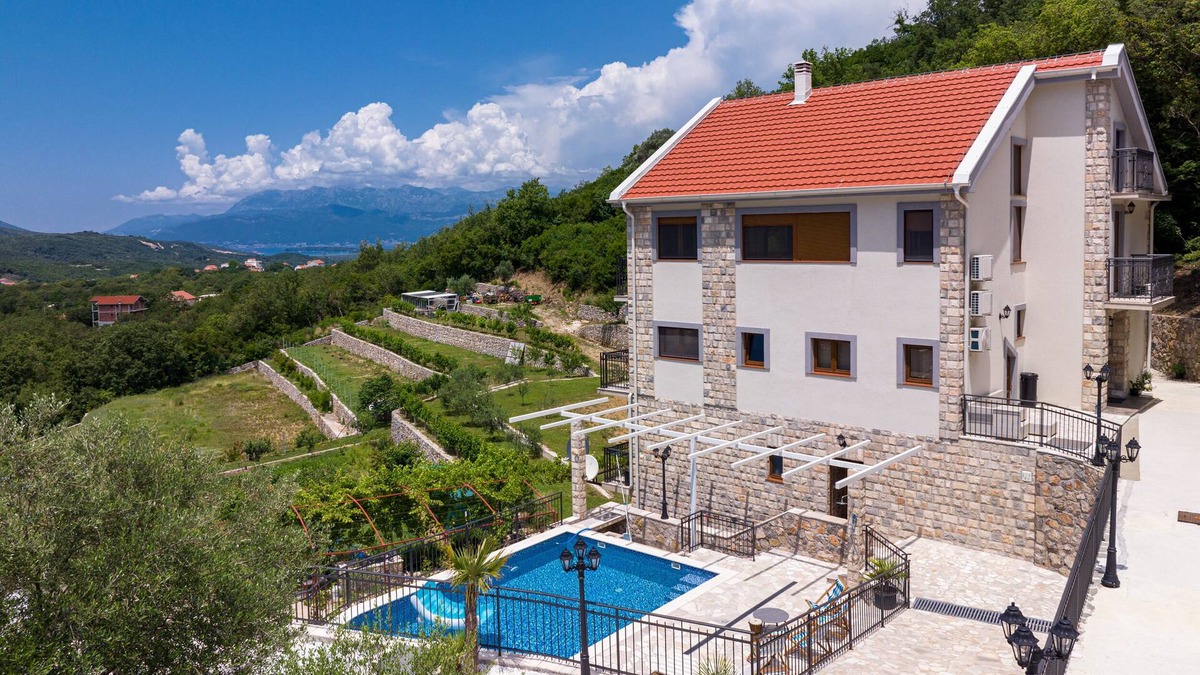 Seoca Apartment | Prestige 3Bdr Apartment w/Pool and Scenic Views