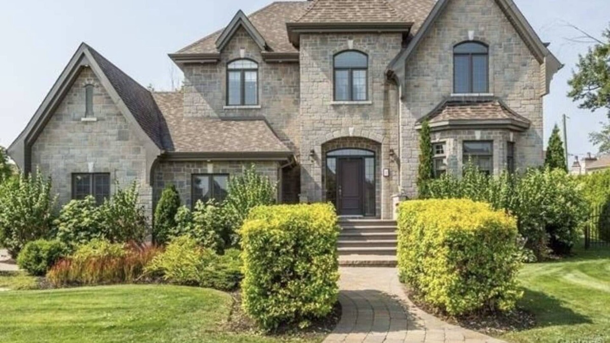 Blainville House | Prestigious 4BR home. Private backyard. Heated pool.