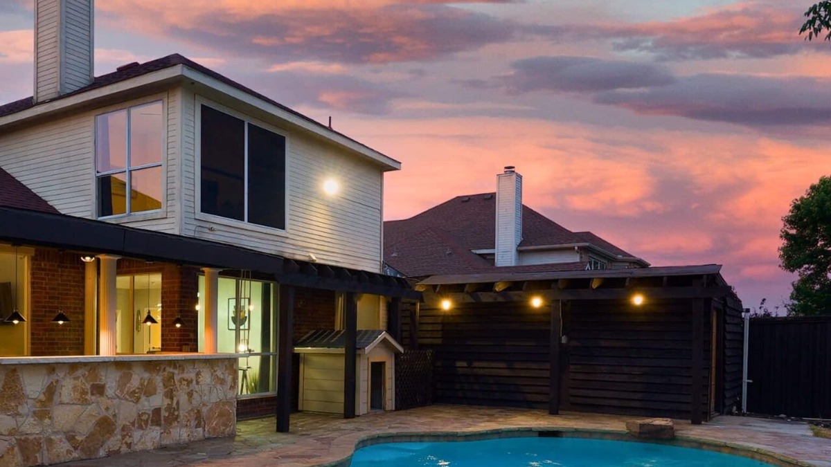 Sachse House | Prestigious 5BR/3.5B Home with Pool, Sauna, Game Room & Bar