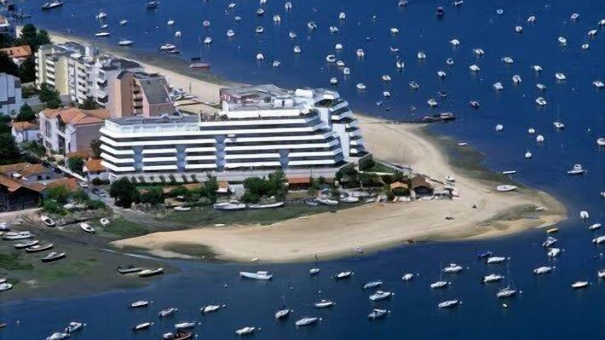 Arcachon Apartment | Prestigious south facing apartment on a beach in Arcachon