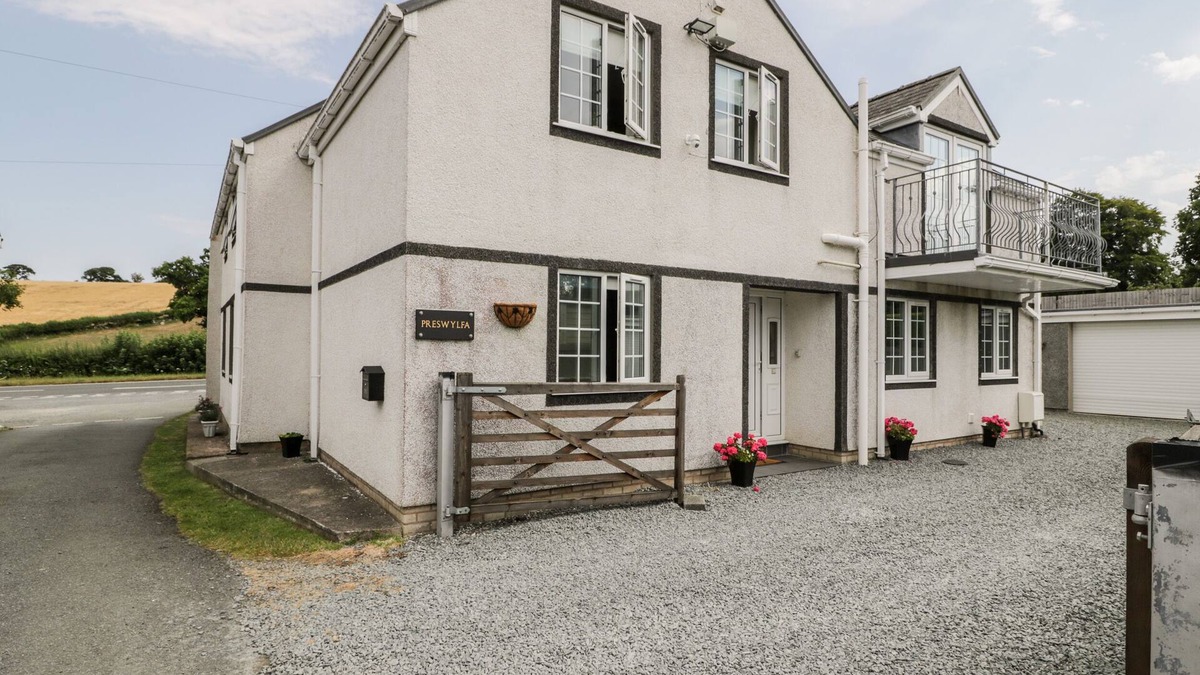 Llangelynin Cottage | PRESWYLFA, pet friendly, with hot tub in Tyn-Y-Groes