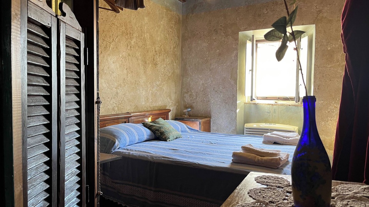 Giuliano di Roma House | Preta Nera Van Gogh - One Bedroom Guest House, Sleeps 2