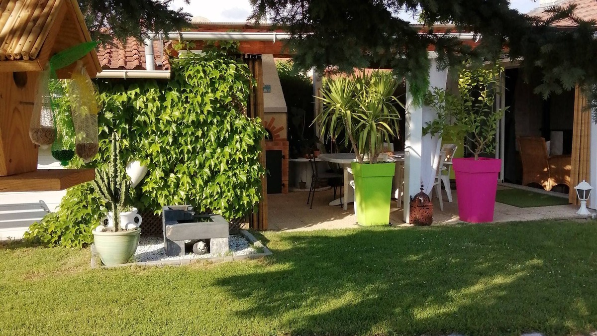 Saint-Georges-Haute-Ville Bed & Breakfast | Pretty guest room with terrace and garden