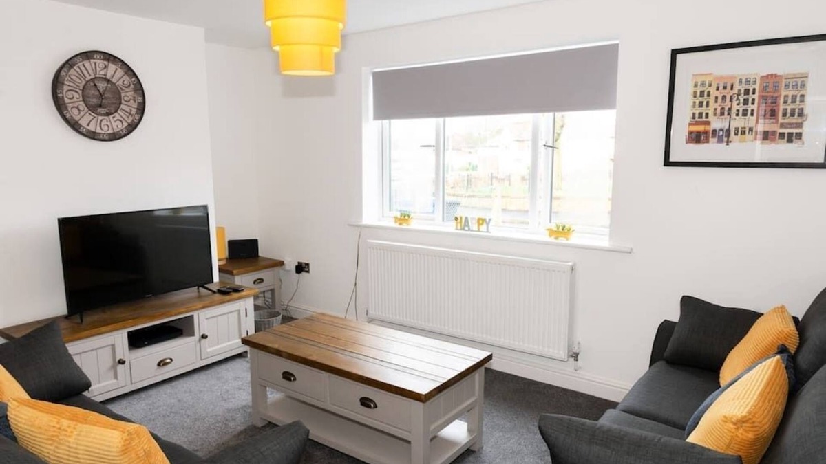 Tamworth House | Pretty 2 Bedroom House - Great Location & Parking