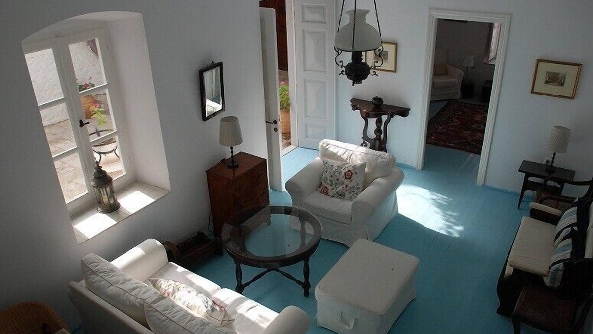 idhra House | Pretty 3 bedroom house in Hydra town close to the port, no steps, pvt courtyard