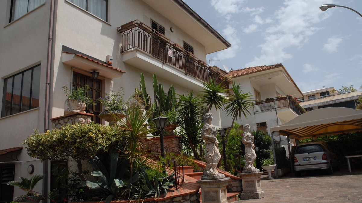 Gianola Apartment | pretty apartment in the Villa Lidia EG on the left, for 4 pers 10min on foot sea