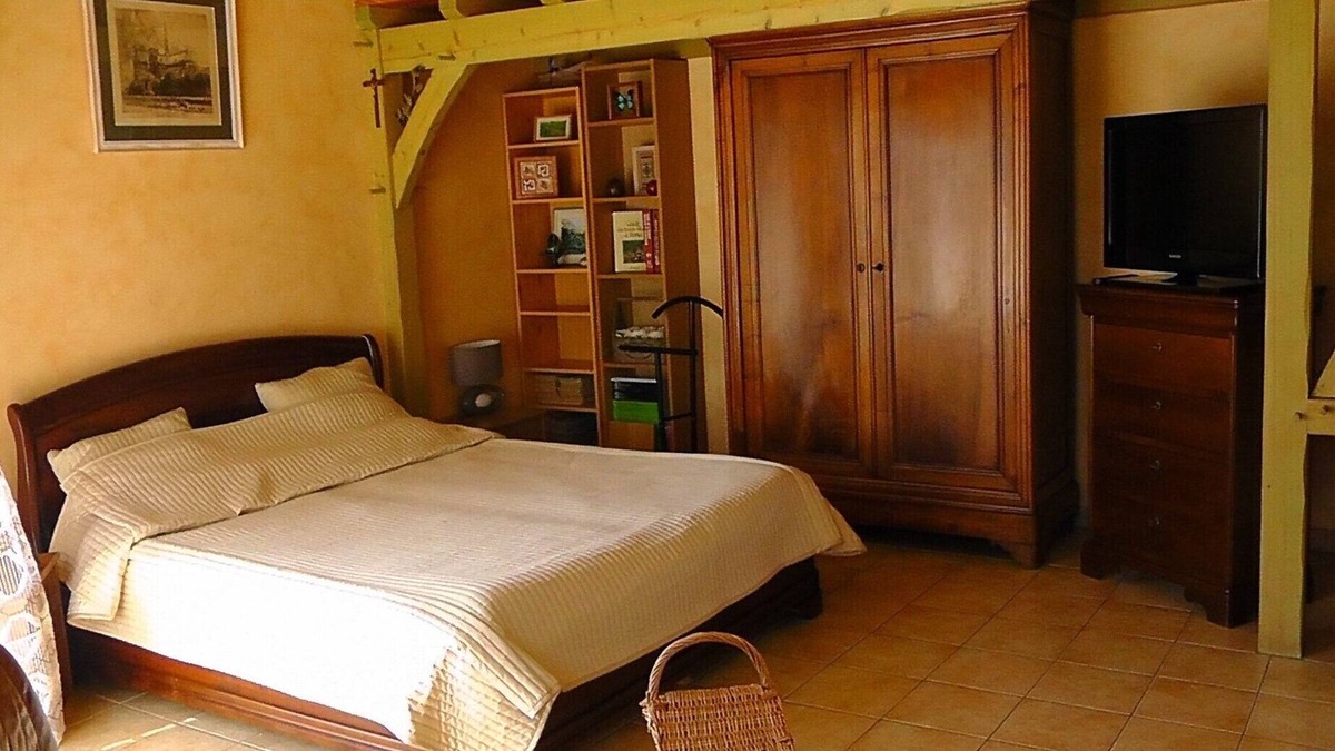 Agme Apartment | Pretty bedroom adjoining a country house