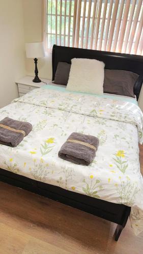 Hacienda Heights House | Pretty bedroom private bathroom