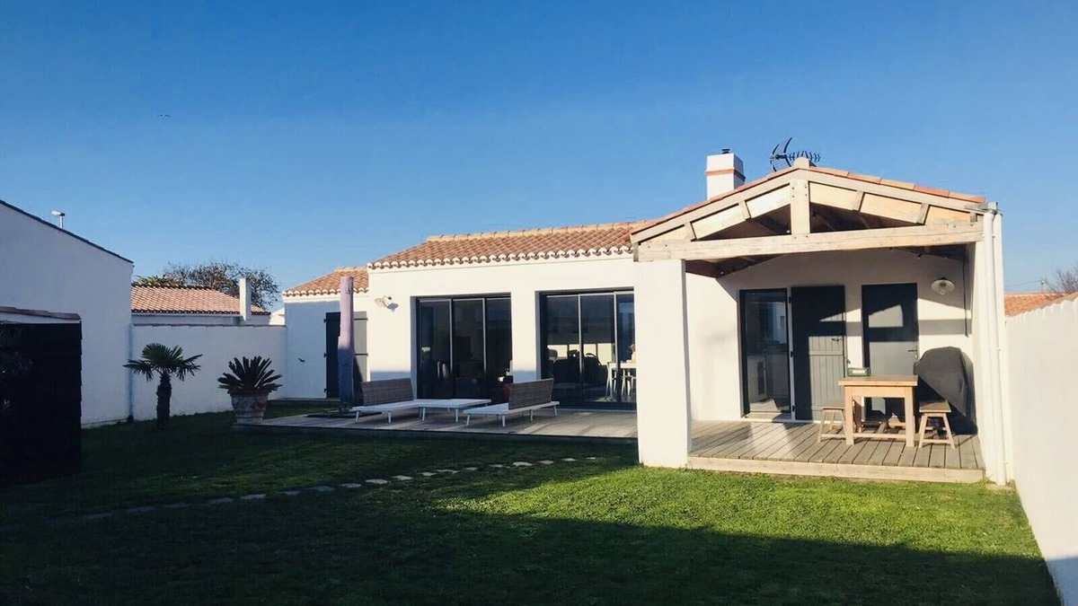 Noirmoutier-en-l'Ile House | Pretty black house on one level - 300m beach and shops.