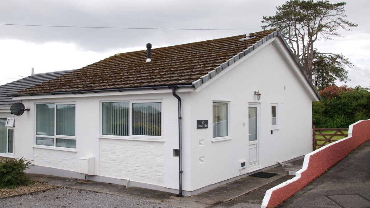 Saundersfoot House | Pretty Bungalow in Saundersfoot, Pembrokeshire (with Wi-Fi)