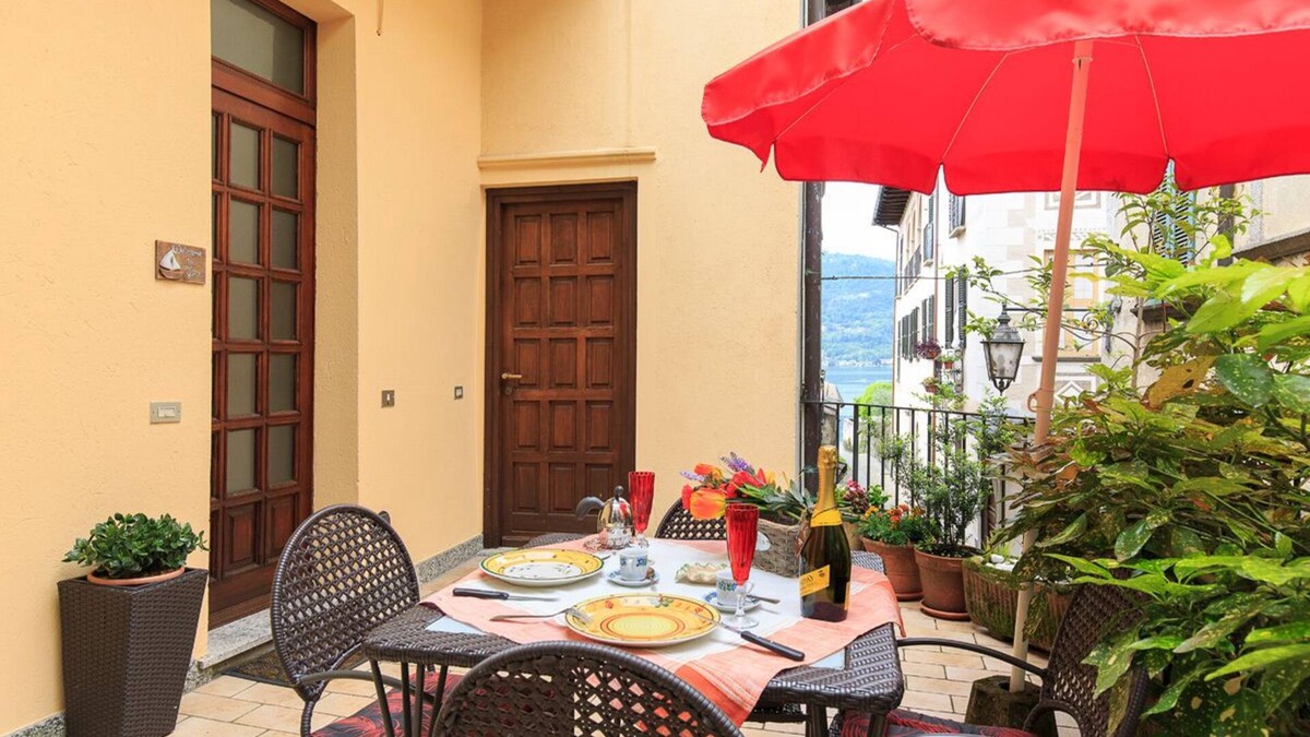 Orta San Giulio Apartment | PRETTY CENTRAL APARTMENT, HISTORIC CENTER WITH PARTIAL LAKE VIEW
