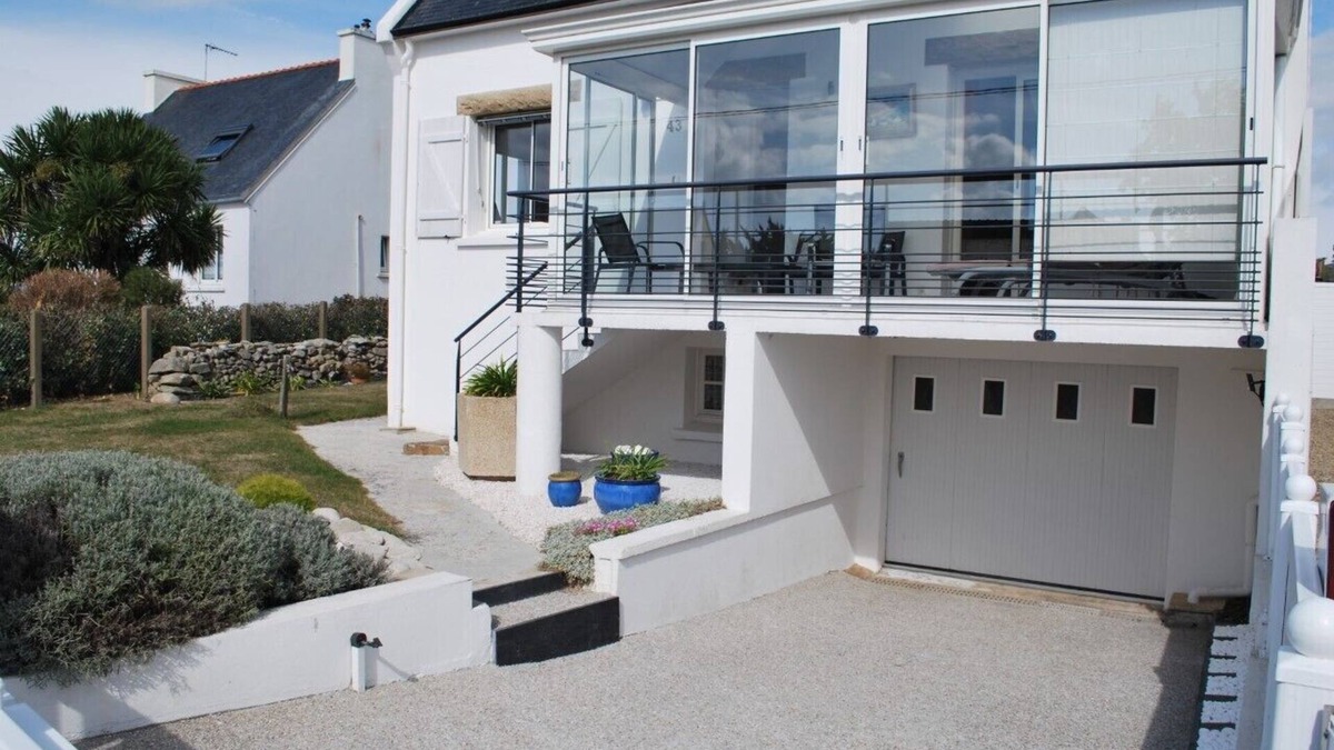 Plouhinec House | Pretty coastal house with sea view, beach, WIFI, veranda, enclosed garden.