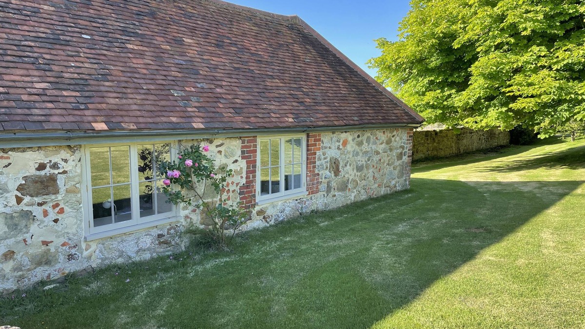 Newport Cottage | PRETTY, COSY COTTAGE FOR 2 - 4 NEAR SOUTH COAST, BEAUTIFUL QUIET LOCATION